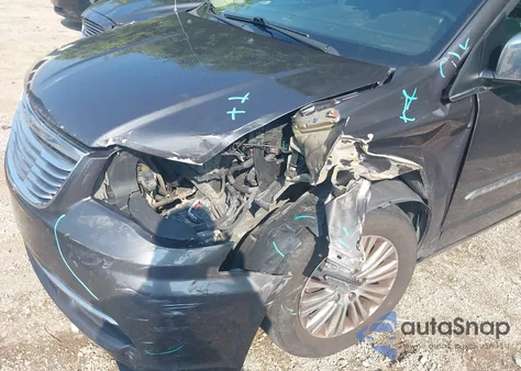 2016 Chrysler Town & Country Touring-L Anniversary Edition z USA, uszkodzony, nr VIN 2C4RC1CG1GR189321